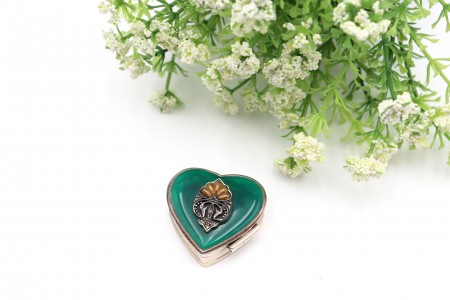 Caixa de comprimidos em prata e forma de coração com aplicação de ágata na tampa